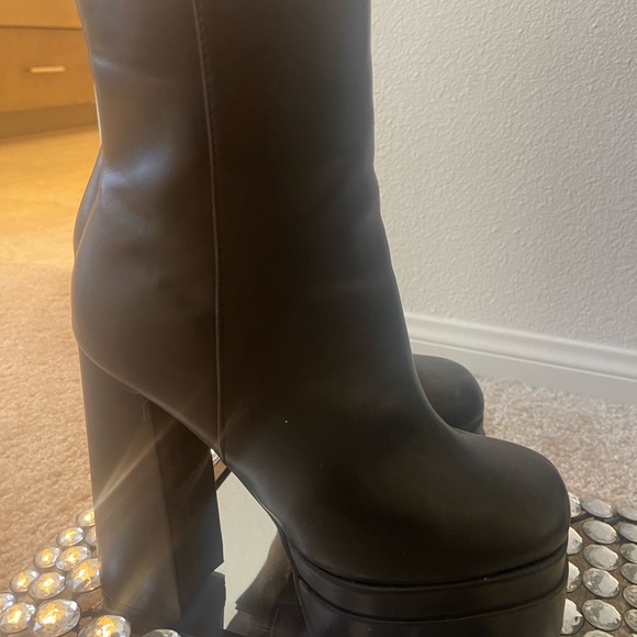 Black chunky comfortable brats style boots. - Picture 3 of 4